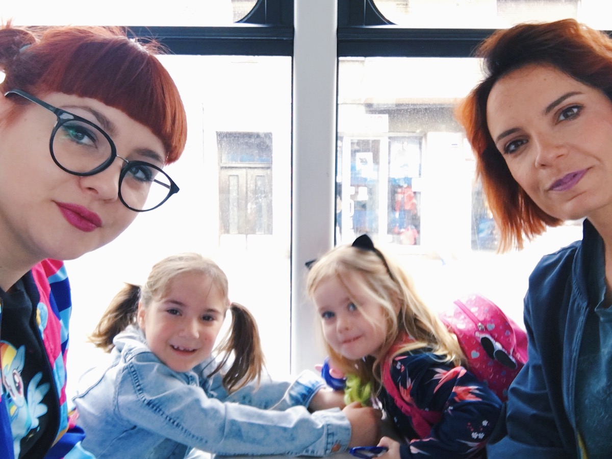 Mame i kćeri u tramvaju